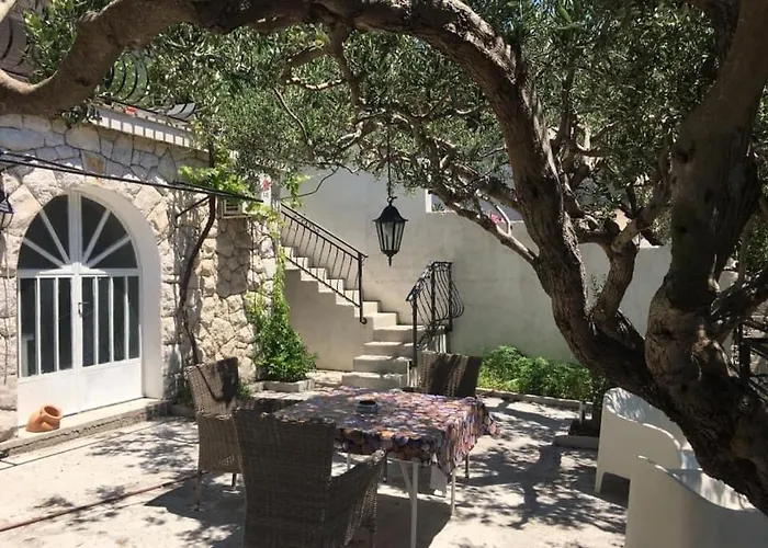 5023 For 4 Pers In *